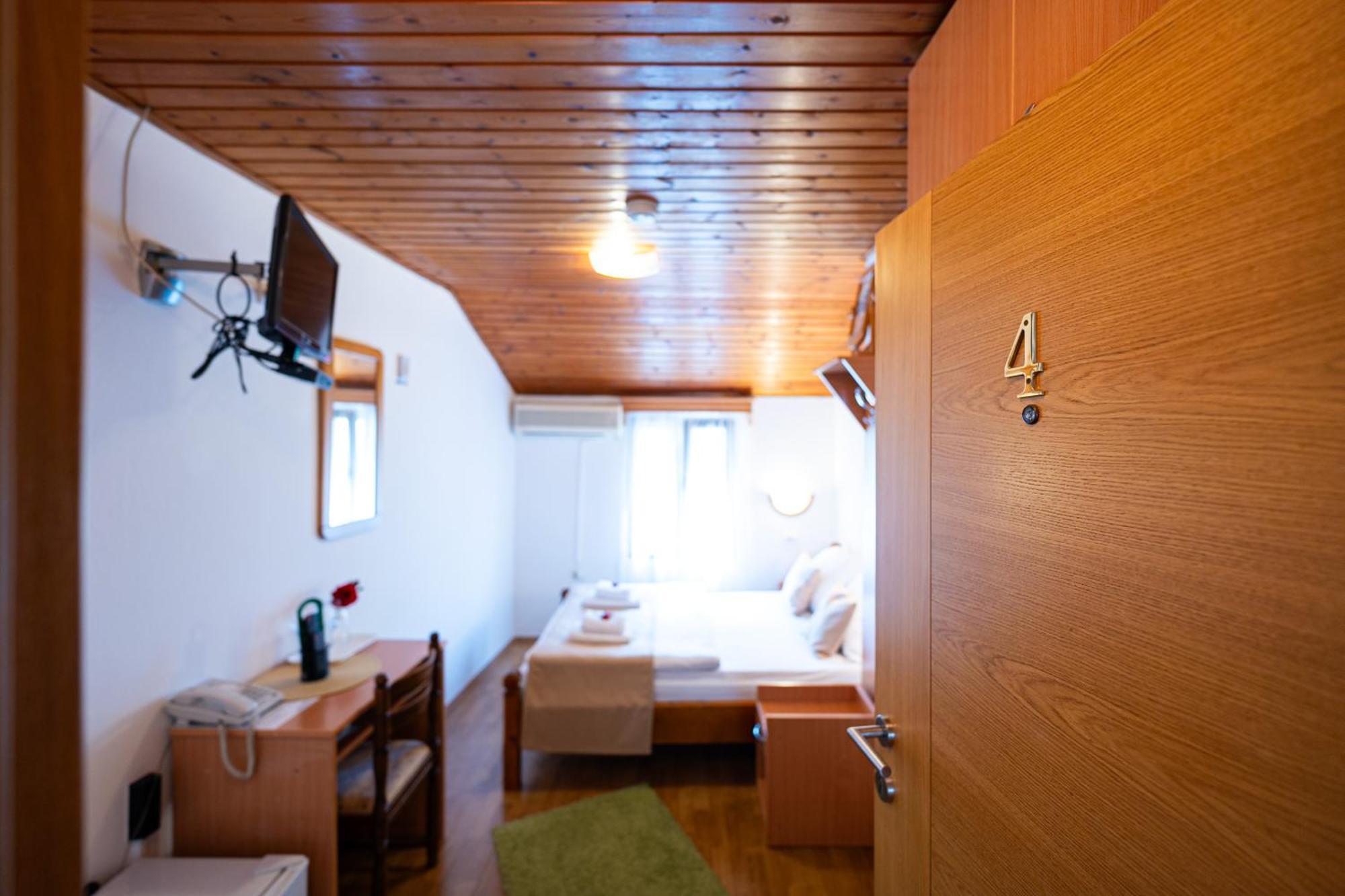 Hotel Bokeljski Dvori Kotor Rum bild