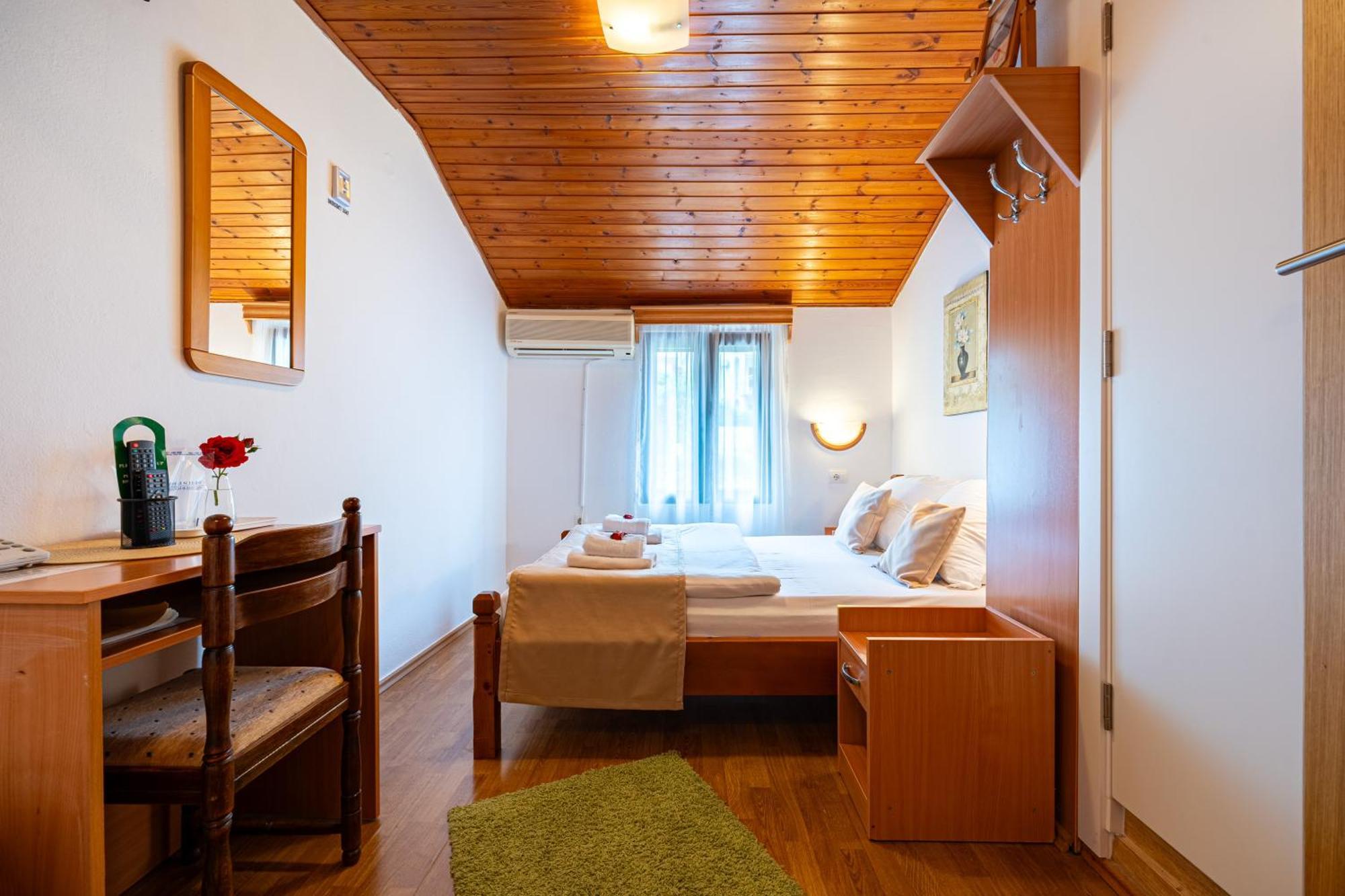 Hotel Bokeljski Dvori Kotor Rum bild