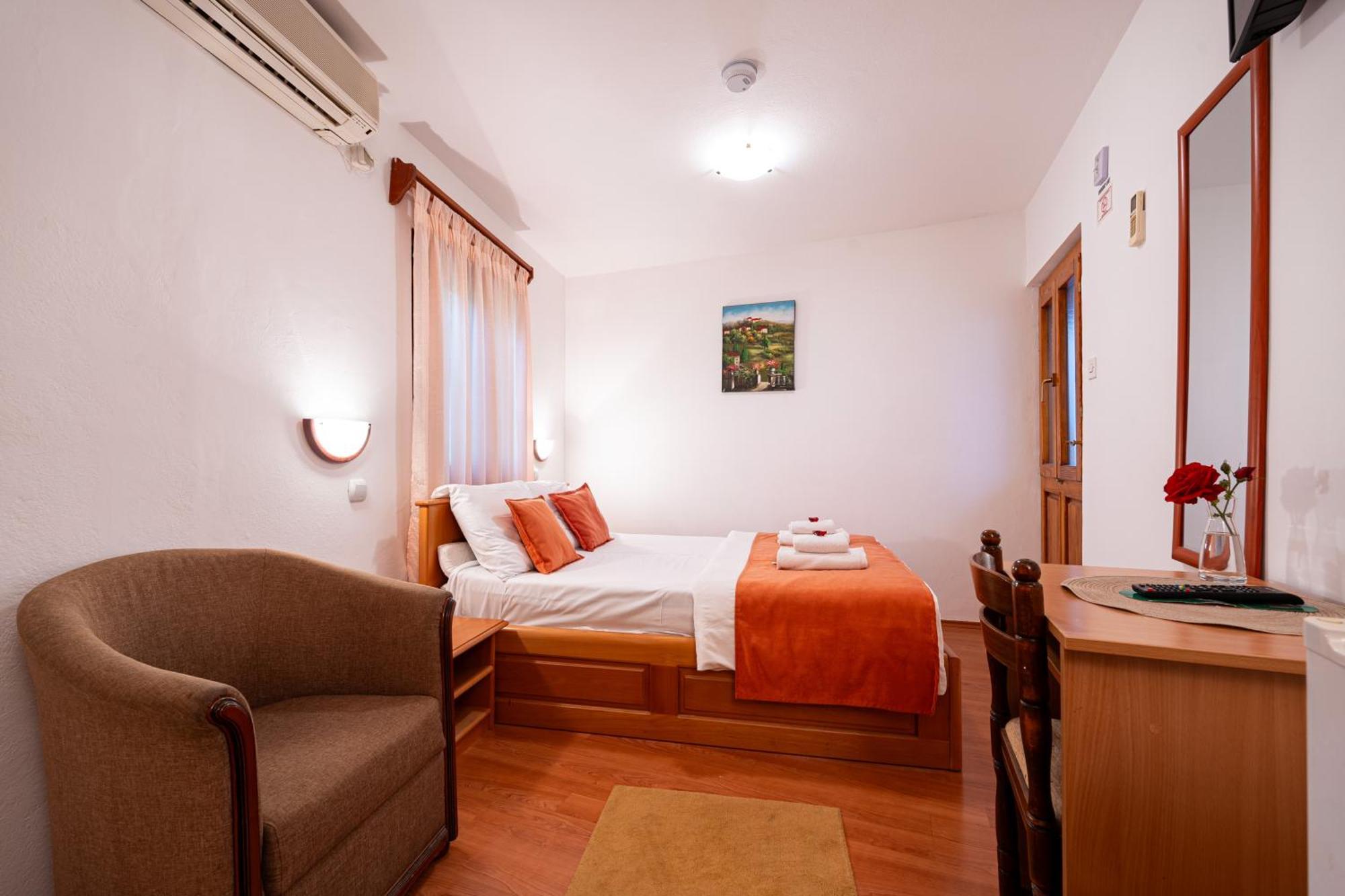 Hotel Bokeljski Dvori Kotor Rum bild