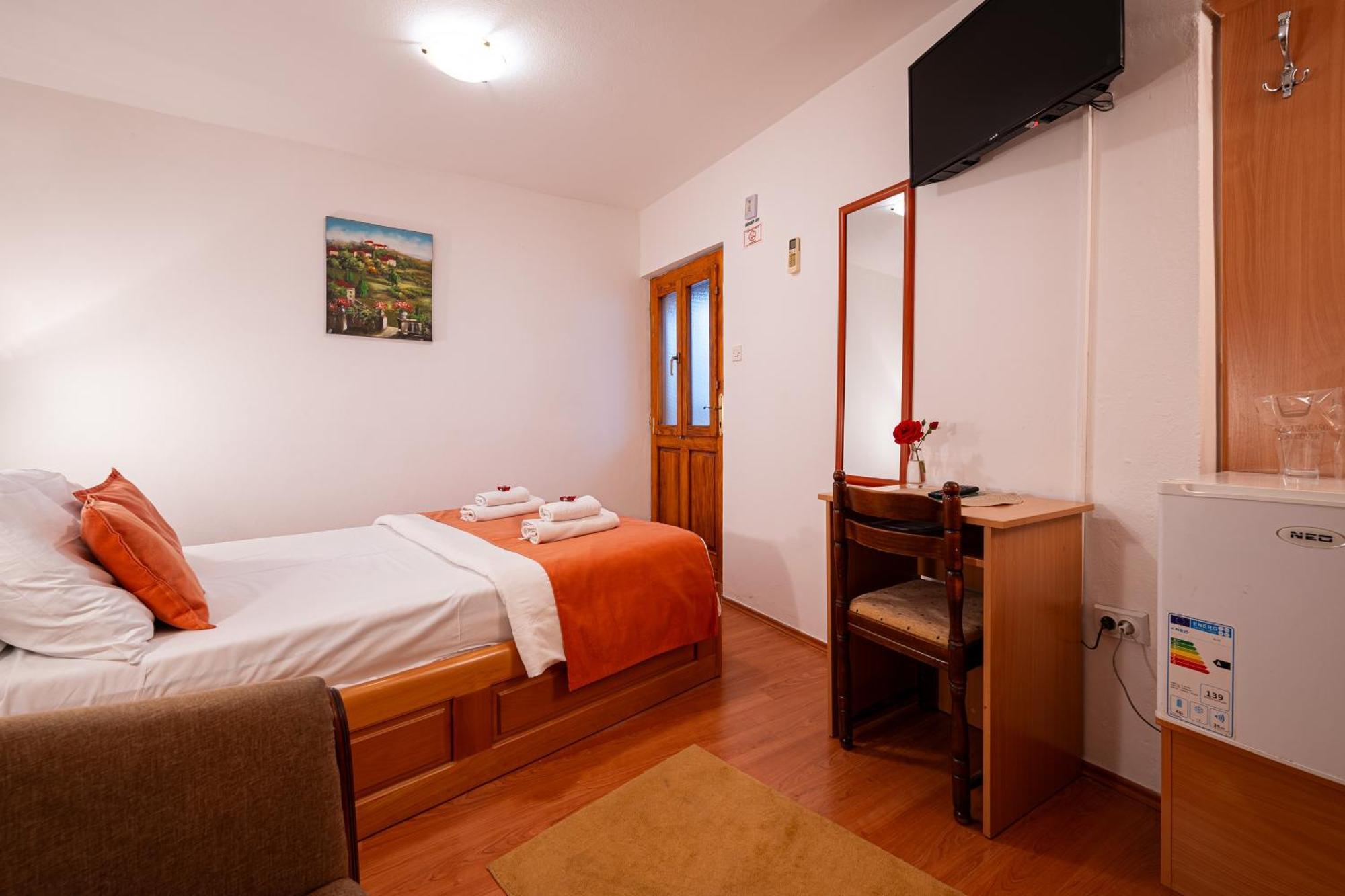Hotel Bokeljski Dvori Kotor Rum bild