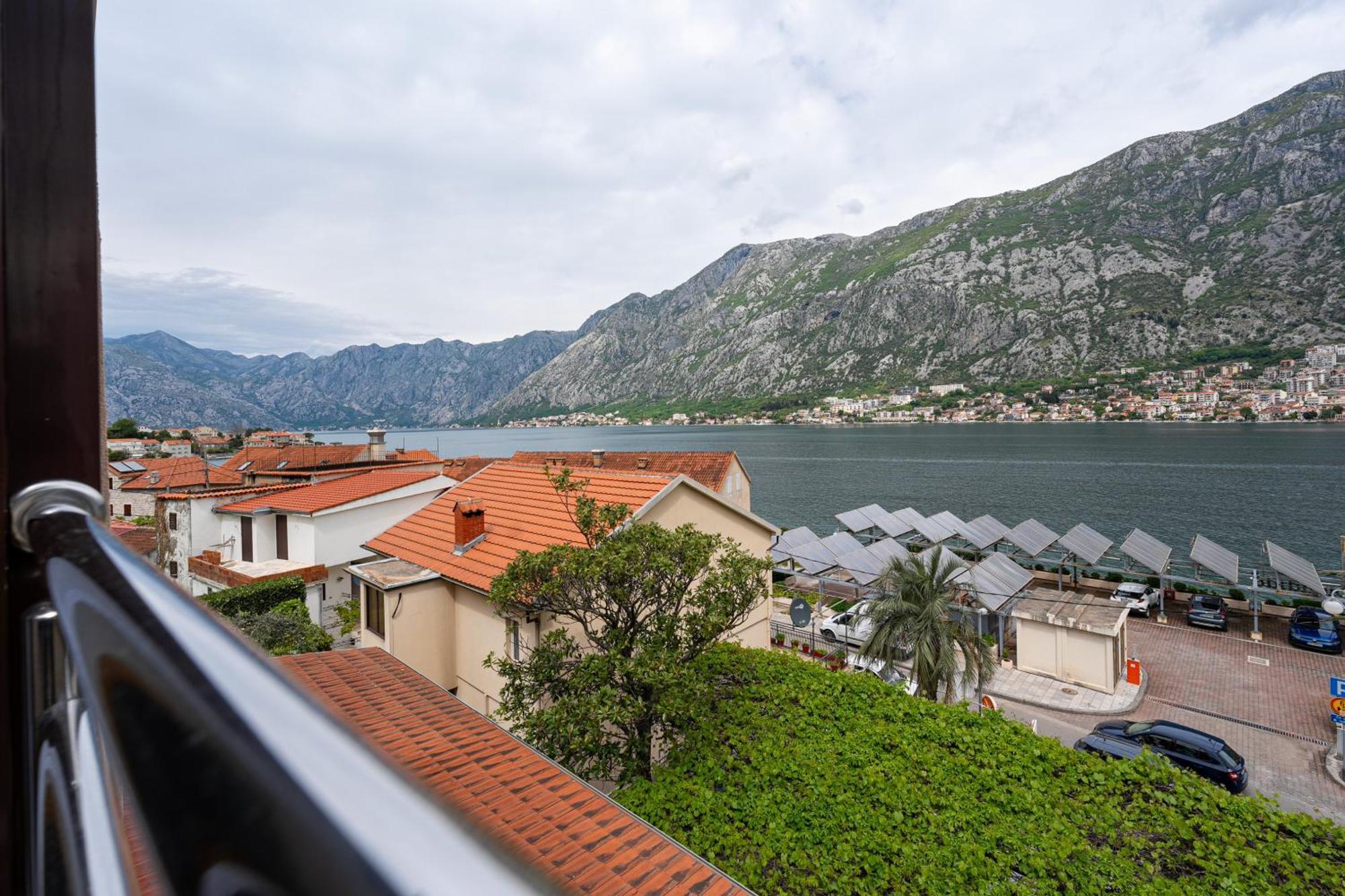 Hotel Bokeljski Dvori Kotor Rum bild