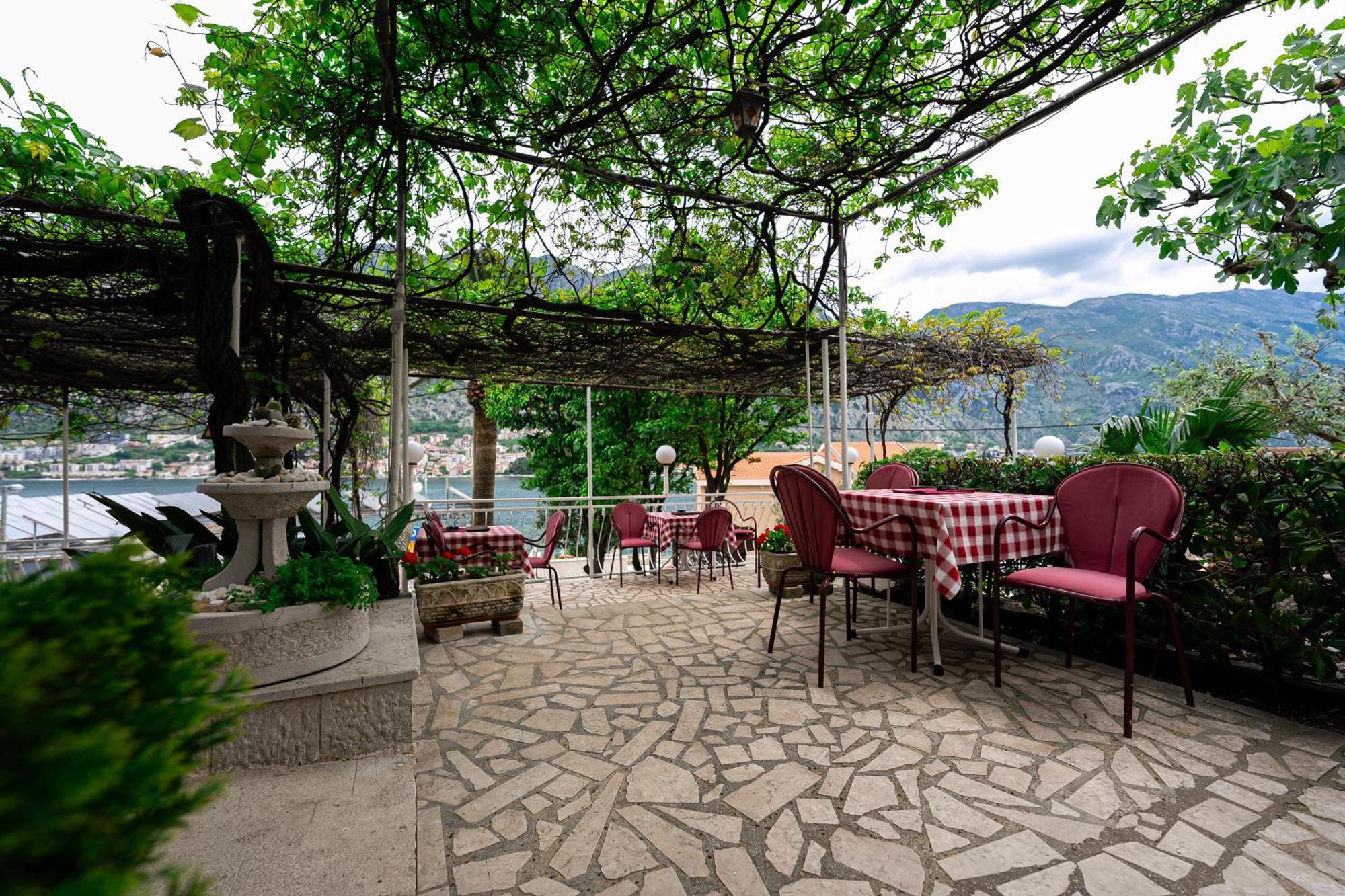 Hotel Bokeljski Dvori Kotor Exteriör bild