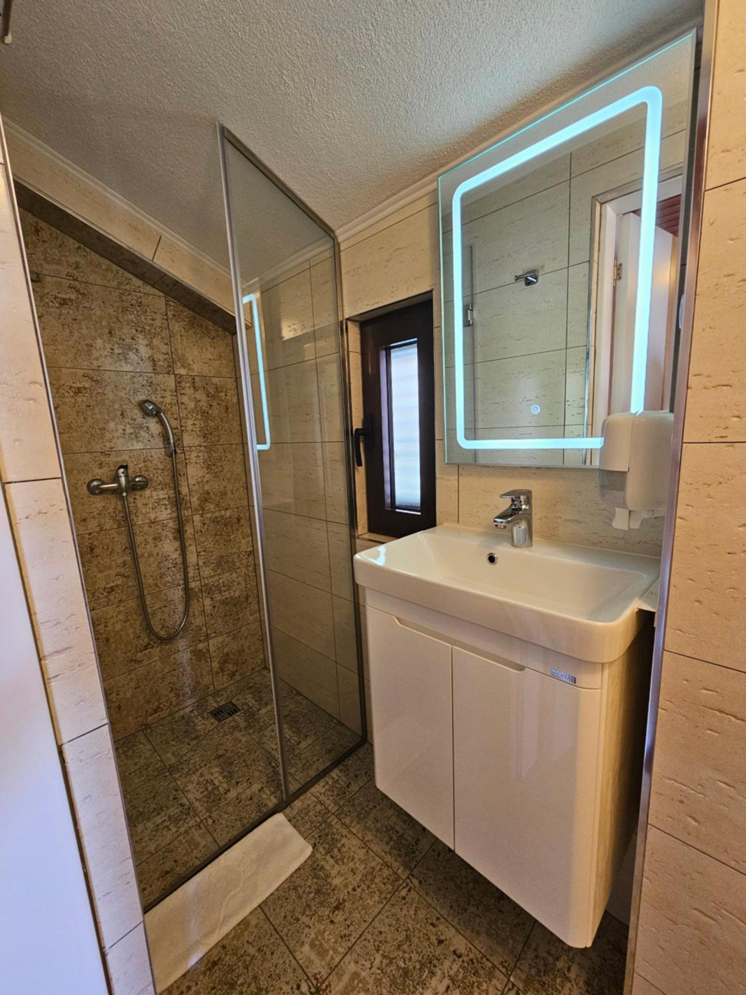 Hotel Bokeljski Dvori Kotor Rum bild
